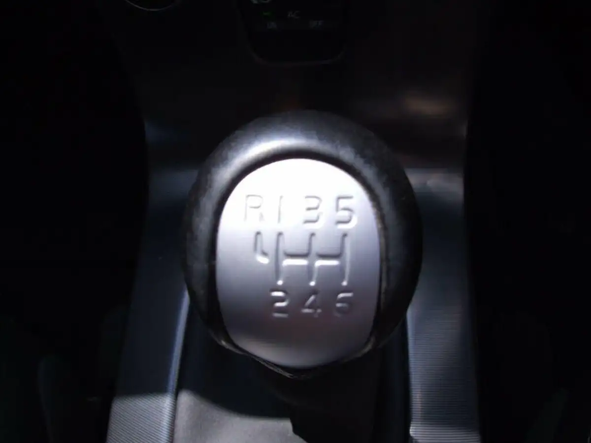 2010-volvo-c30-16td-r-design-big-37