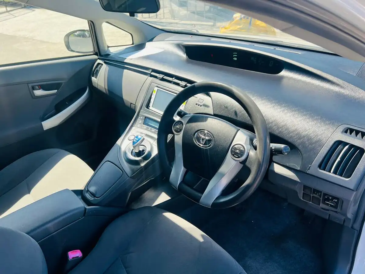 2011-toyota-prius-big-16
