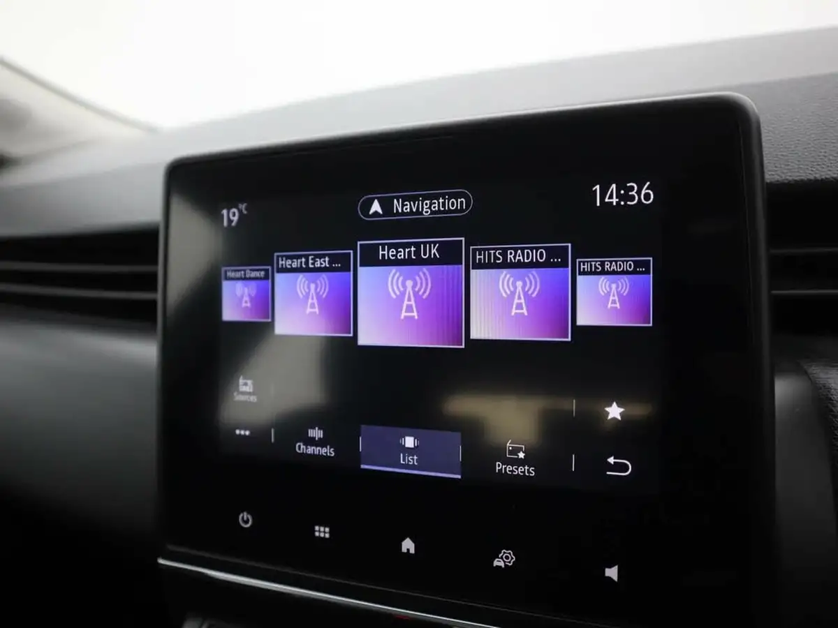 2022-renault-clio-10-tce-iconic-edition-big-18