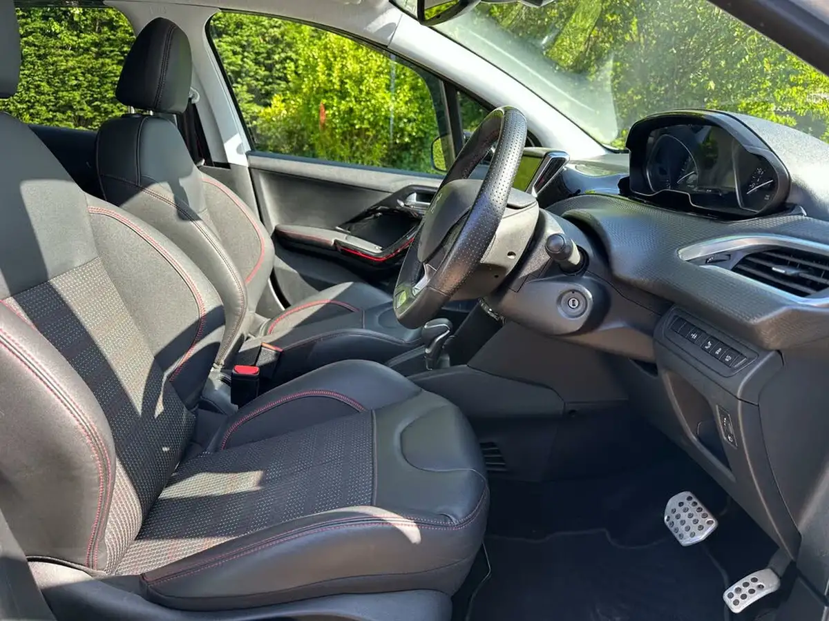 2017-peugeot-208-12-puretech-gt-line-5d-eat6-big-24
