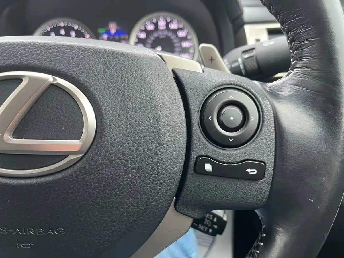 2015-lexus-is-300h-25-advance-big-27