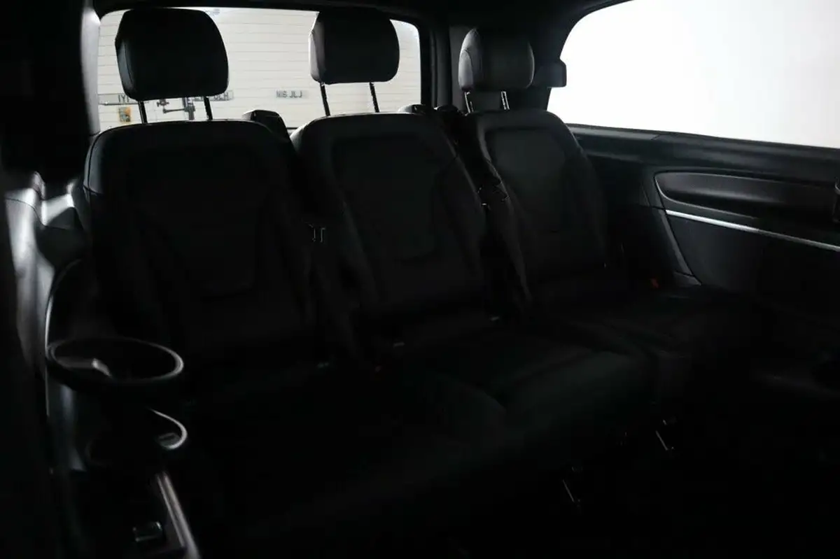 2020-mercedes-benz-v-class-20d-v300d-amg-line-extra-long-big-33