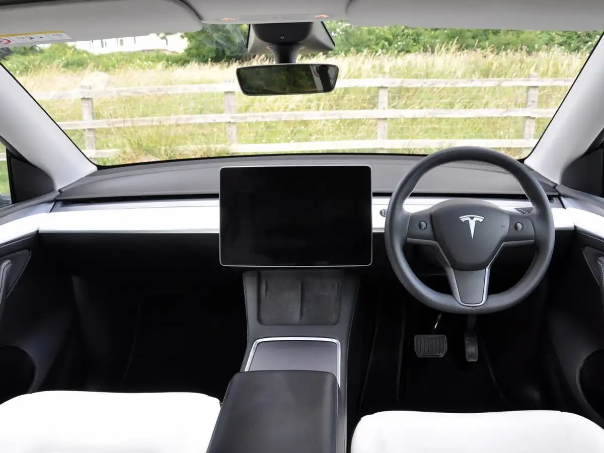 2022-tesla-model-y-e-long-range-big-76