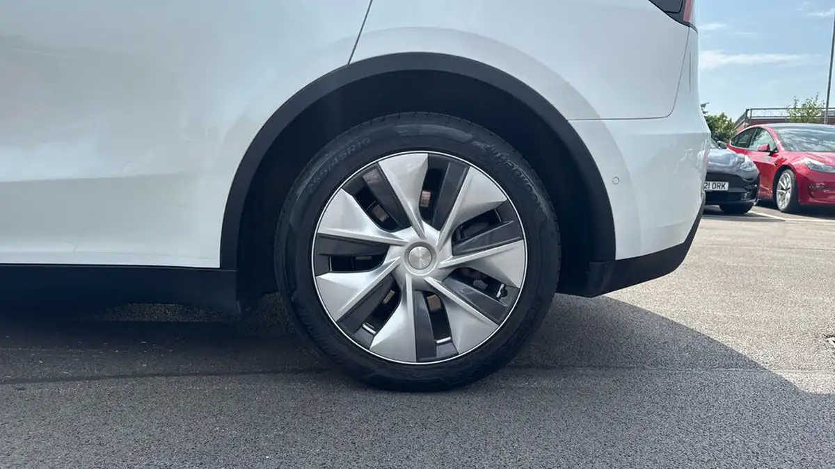 2022-tesla-model-y-e-long-range-big-17