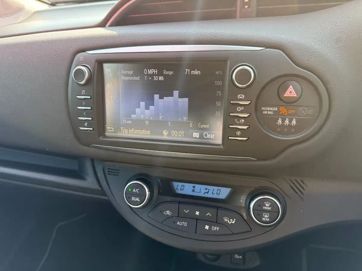 2018-toyota-yaris-15-vvt-i-design-hybrid-big-12