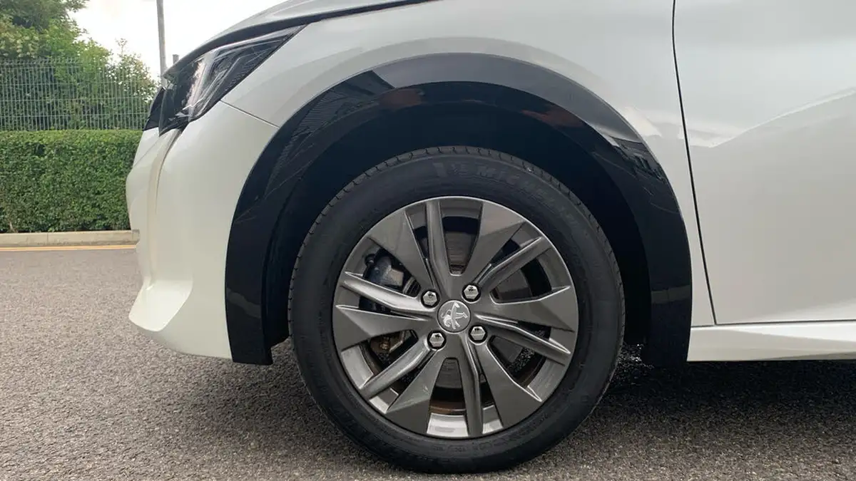 2022-peugeot-208-e-allure-premium-big-13