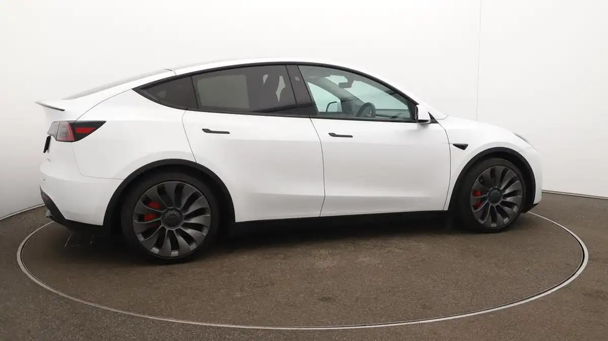 2024-tesla-model-y-e-performance-big-50