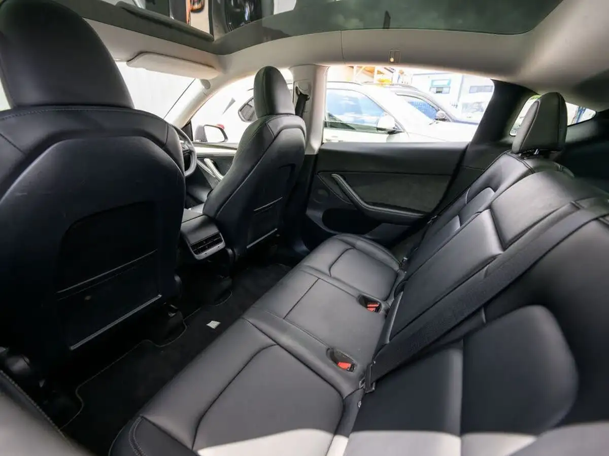 2023-tesla-model-y-e-long-range-big-17