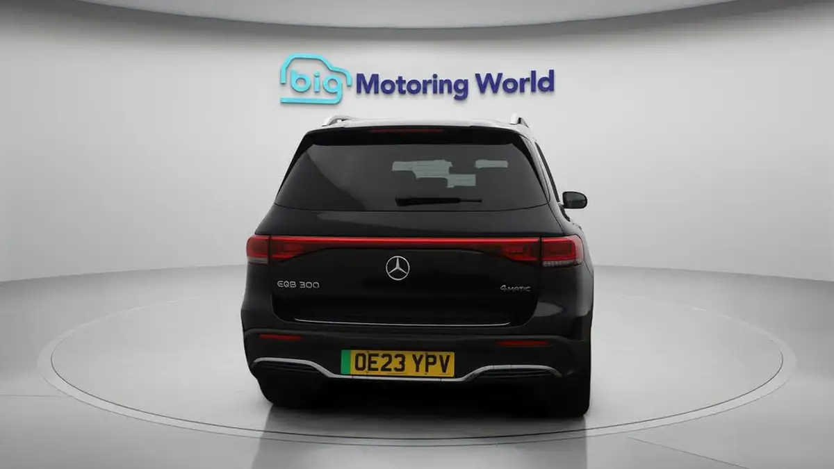 2023-mercedes-benz-eqb-e-300-amg-line-big-6