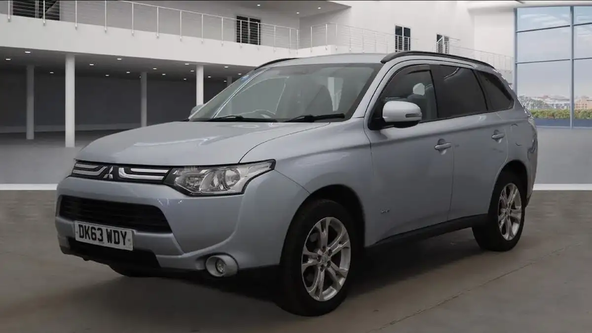 2013-mitsubishi-outlander-22di-d-gx3-7st-big-1