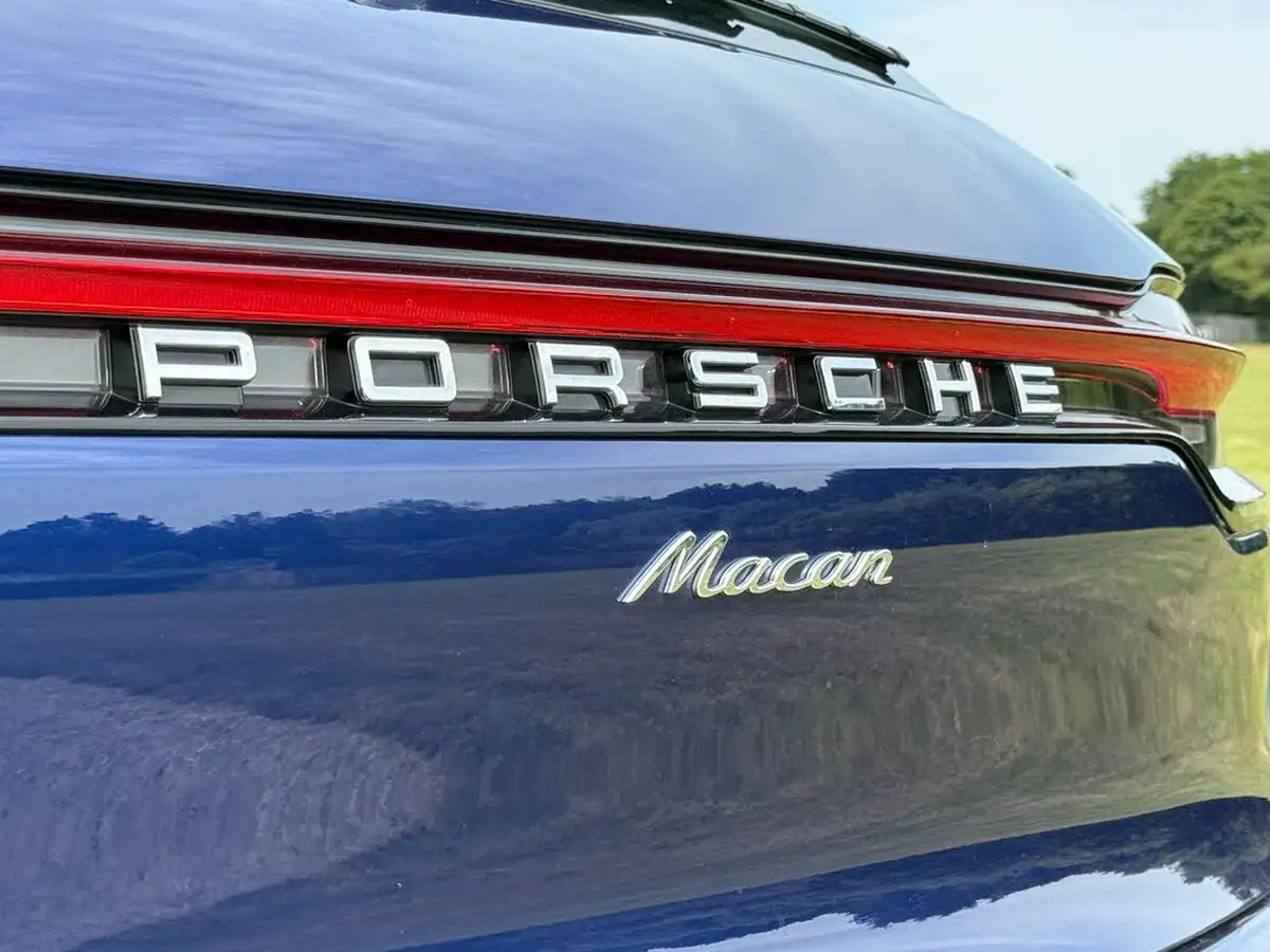 2023-porsche-macan-20-big-12