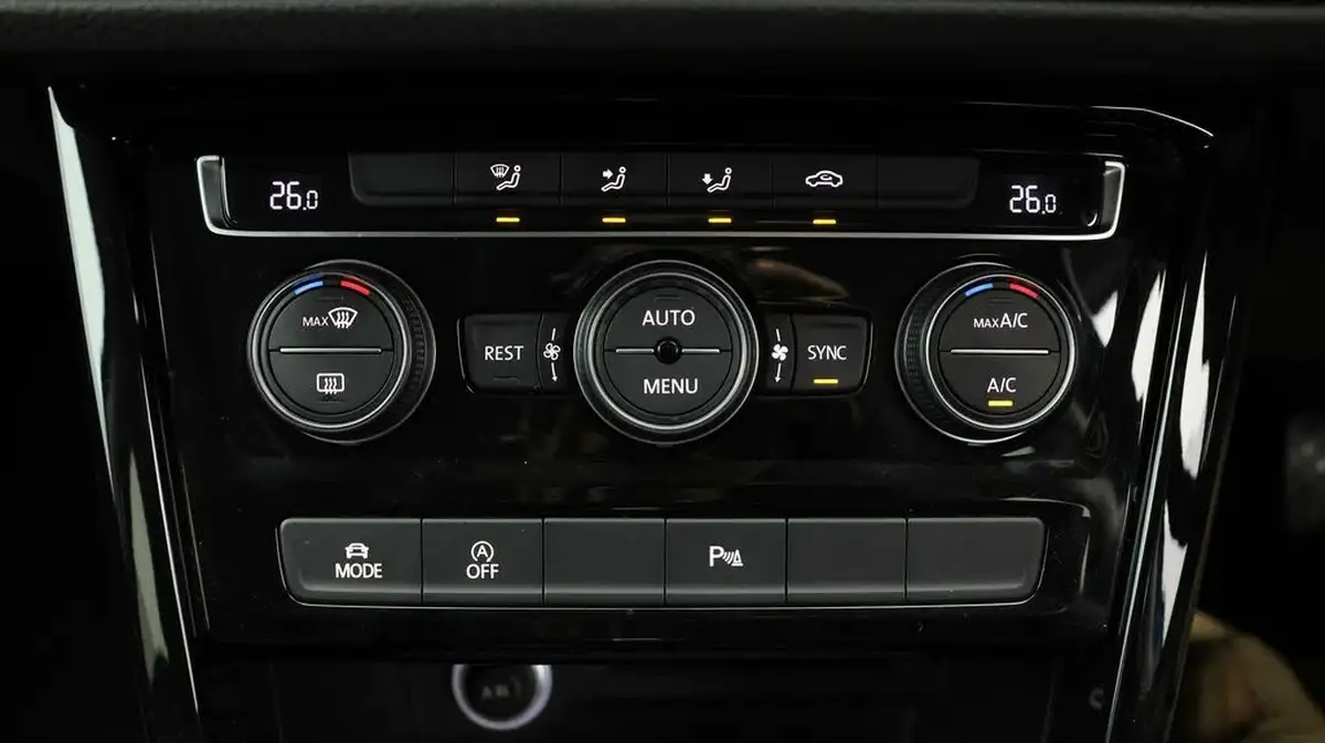 2021-volkswagen-touran-15-tsi-sel-dsg-big-11