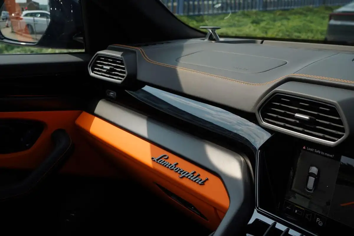 2024-lamborghini-urus-40-no-trim-big-26