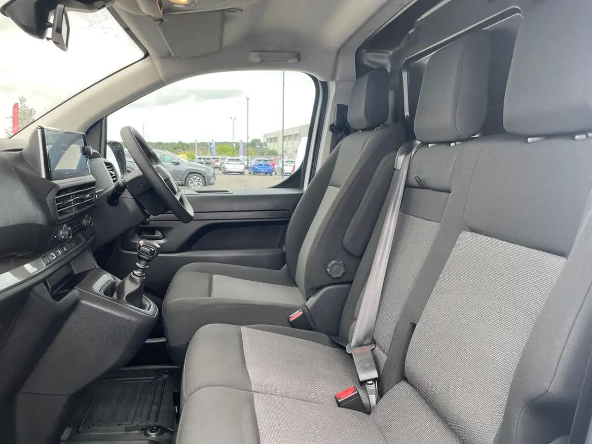 2024-toyota-proace-15d-icon-medium-without-plyliningrear-view-camera-big-9