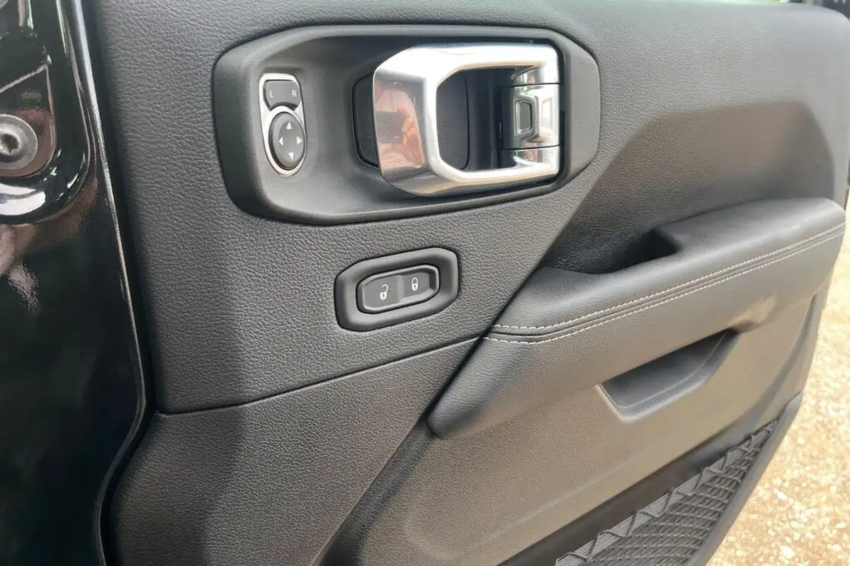 2022-jeep-wrangler-20-gme-overland-5d-big-27
