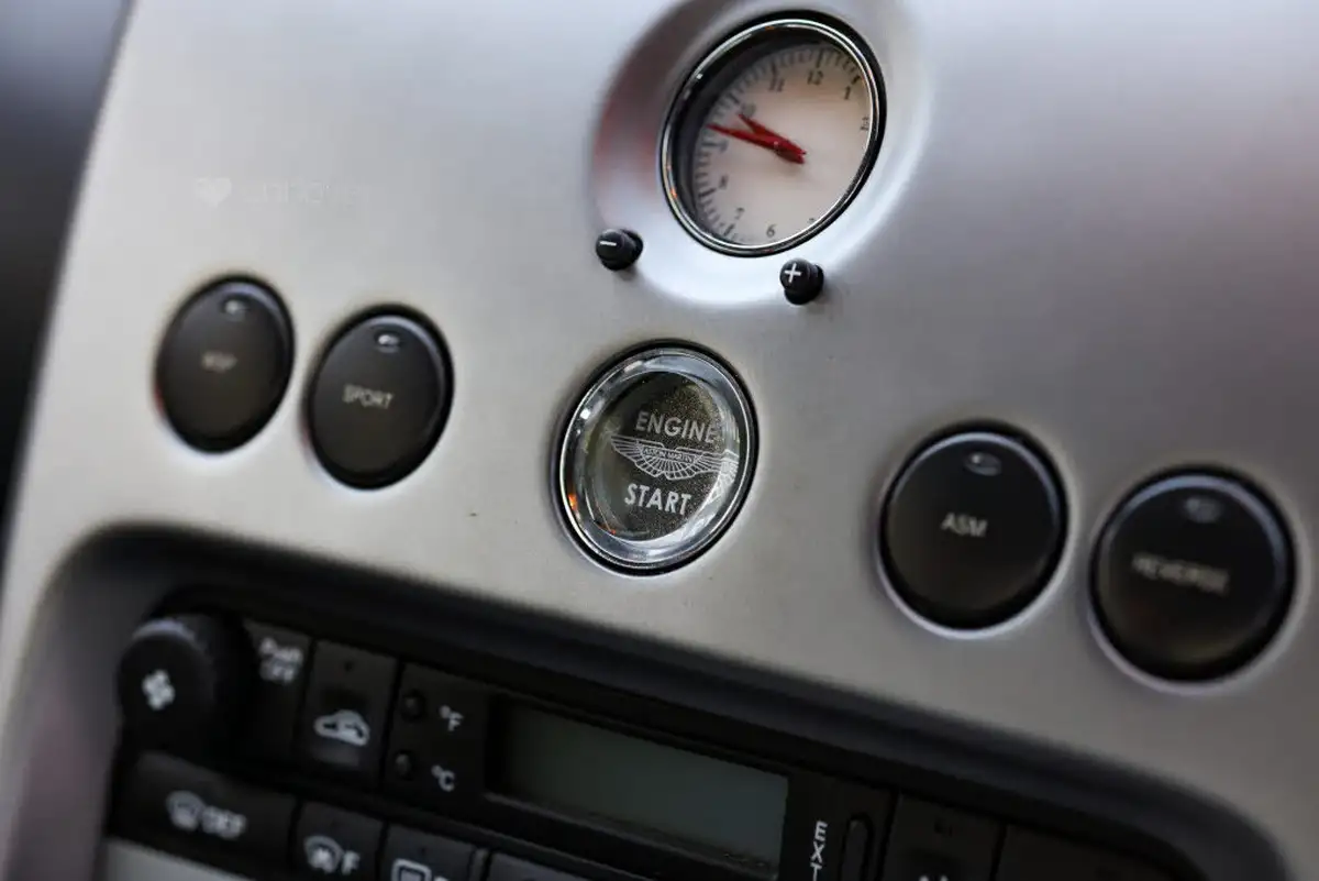 2004-aston-martin-vanquish-59-big-48