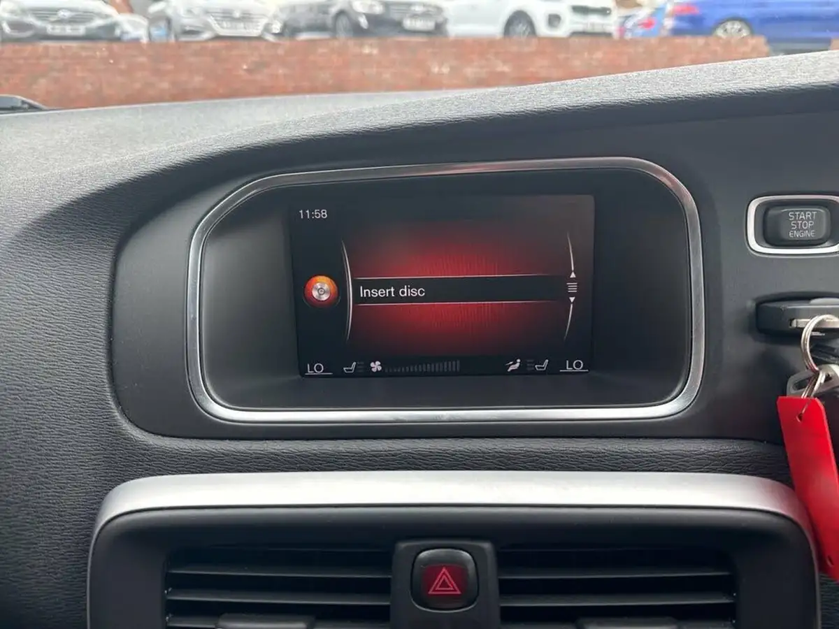 2018-volvo-v40-20td-d2-cross-country-pro-big-12