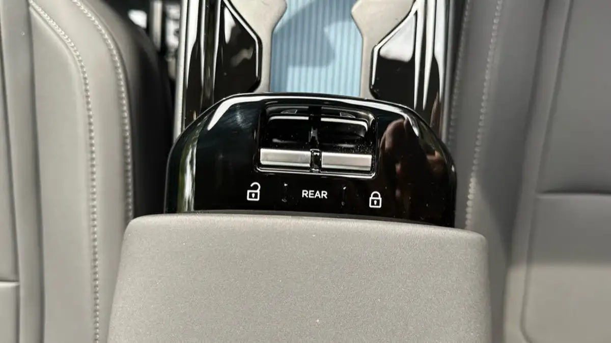 2025-volvo-ex30-e-single-motor-ultra-big-23