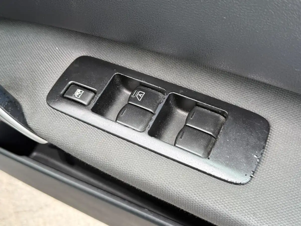 2010-nissan-qashqai-15td-acenta-big-11