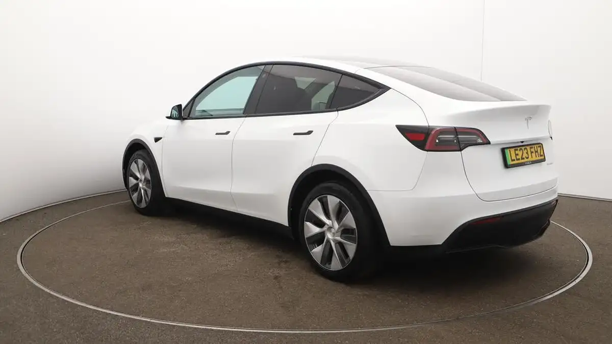 2023-tesla-model-y-e-long-range-big-62