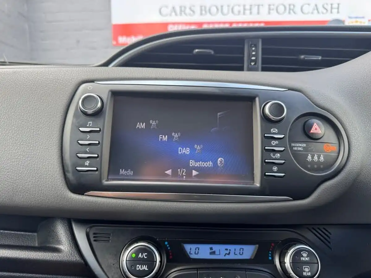 2018-toyota-yaris-15-vvt-i-icon-navi-hybrid-big-27