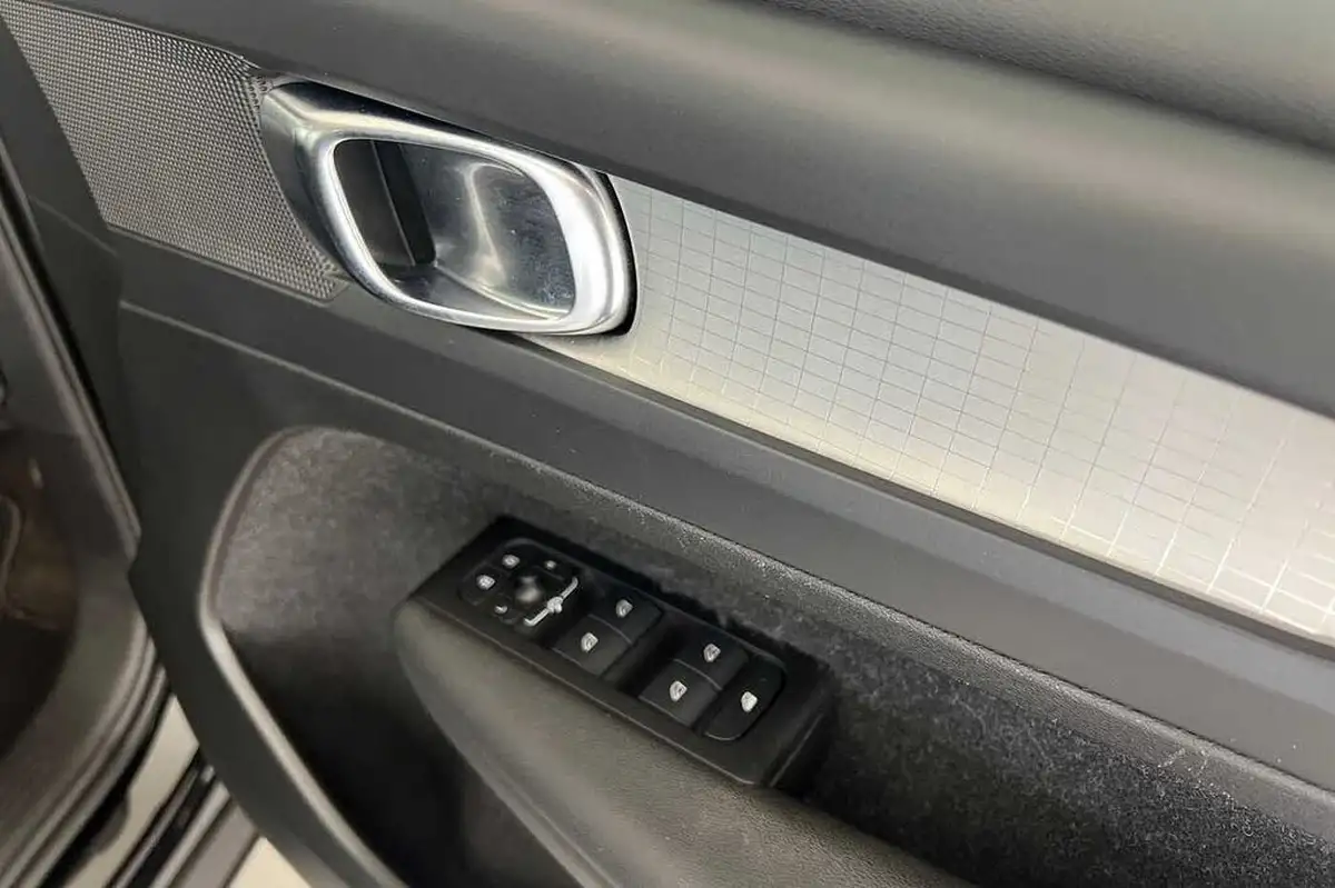 2021-volvo-xc40-15-t3-momentum-161bhp-big-24