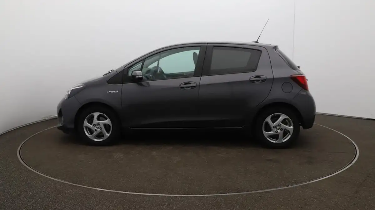 2017-toyota-yaris-15-vvt-i-icon-hybrid-big-64