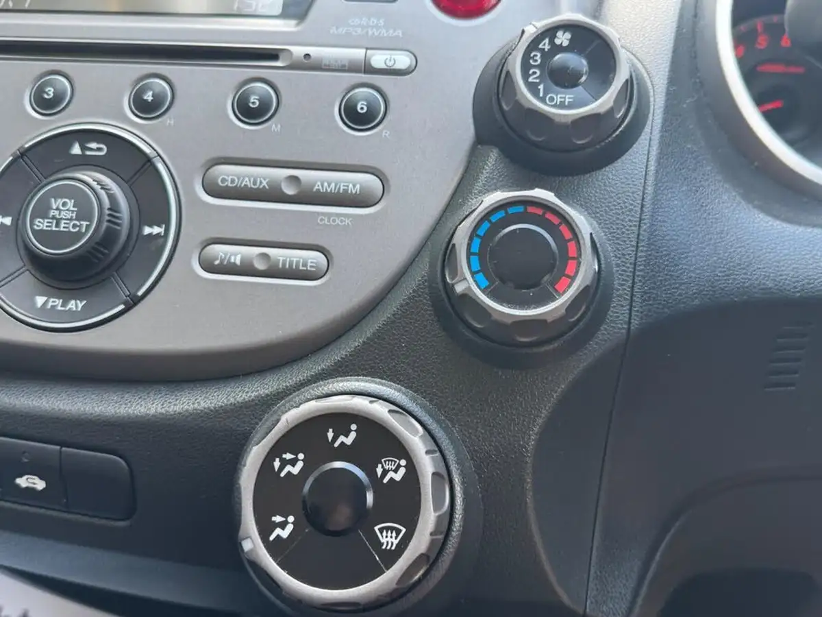 2010-honda-jazz-12-s-big-21