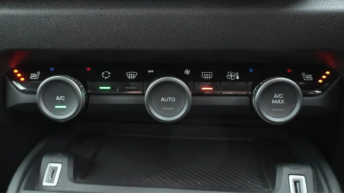 2023-citroen-c4-12-puretech-c-series-edition-eat8-big-12