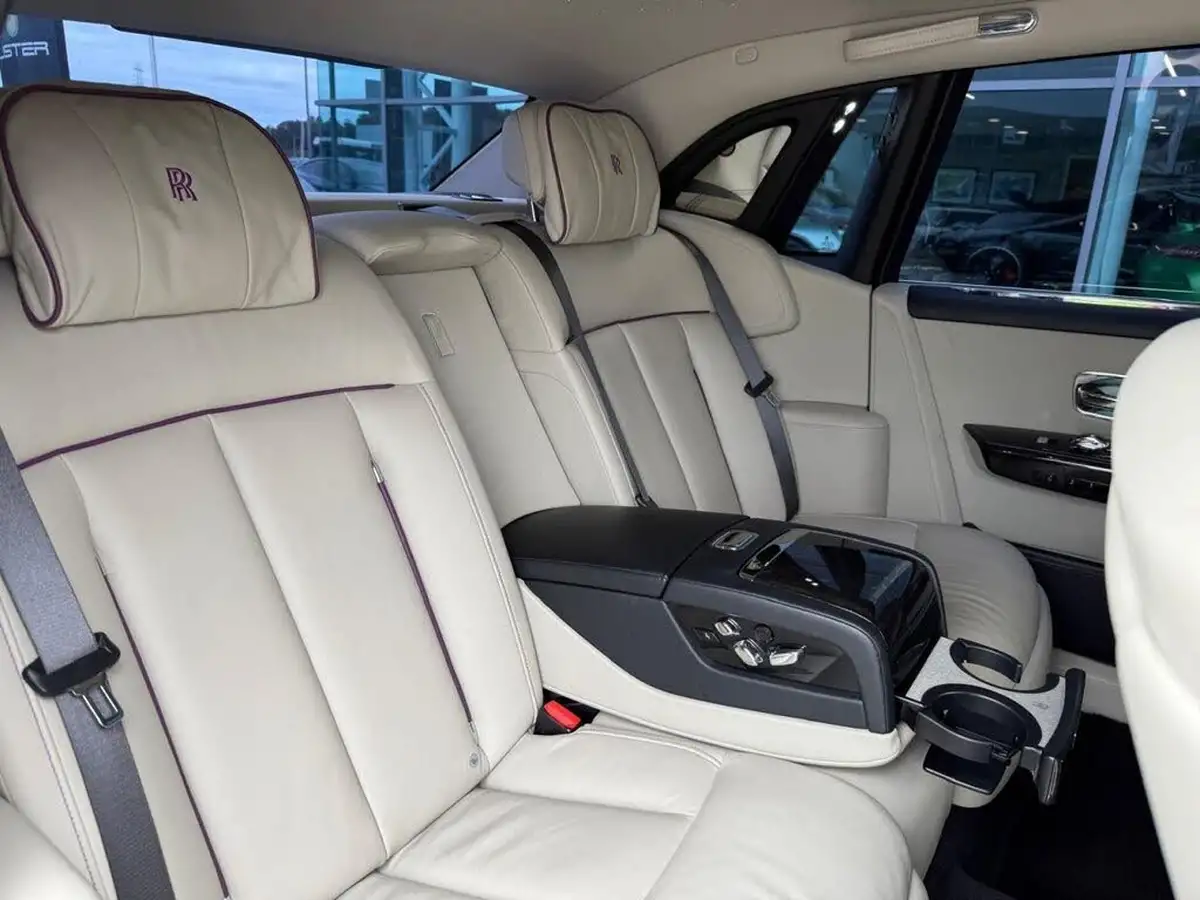 2018-rolls-royce-phantom-67-big-24
