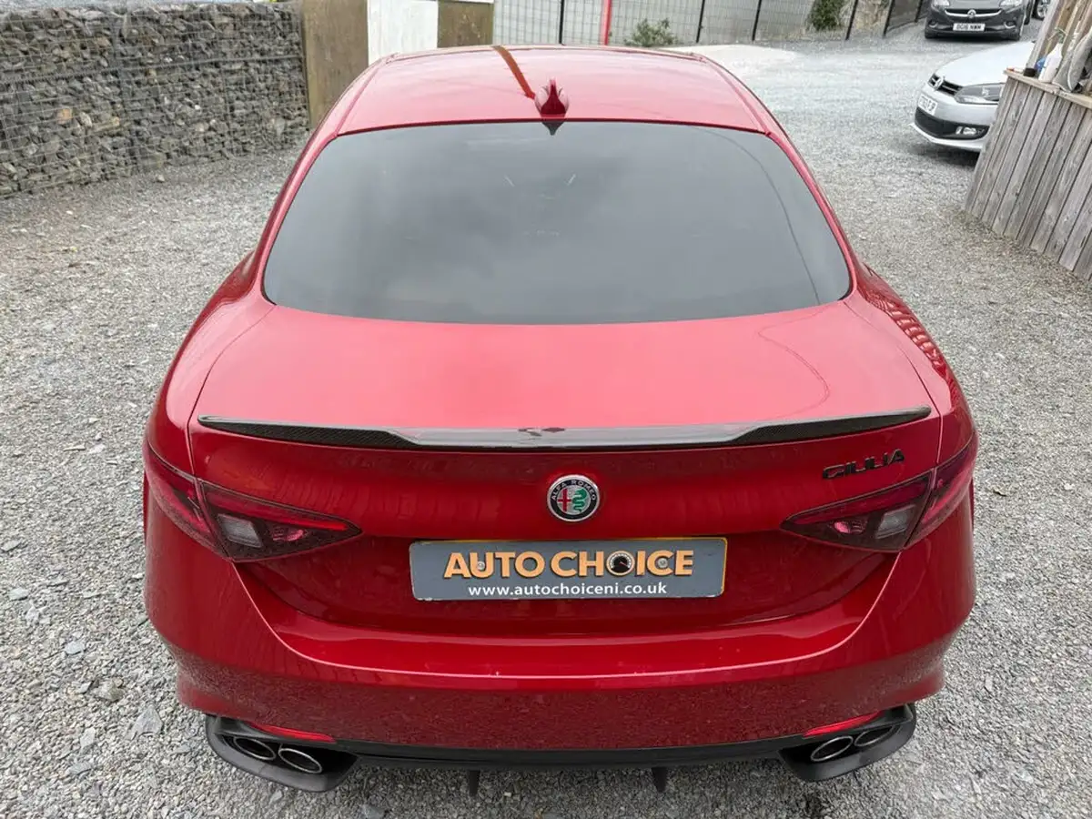 2017-alfa-romeo-giulia-29-biturbo-quadrifoglio-big-18