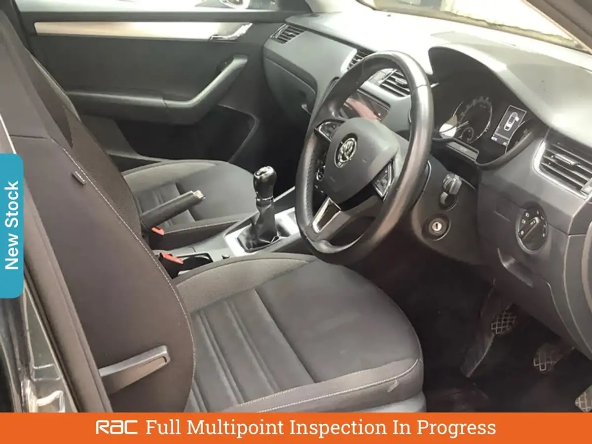 2017-skoda-octavia-20tdi-se-technology-hatchback-big-2