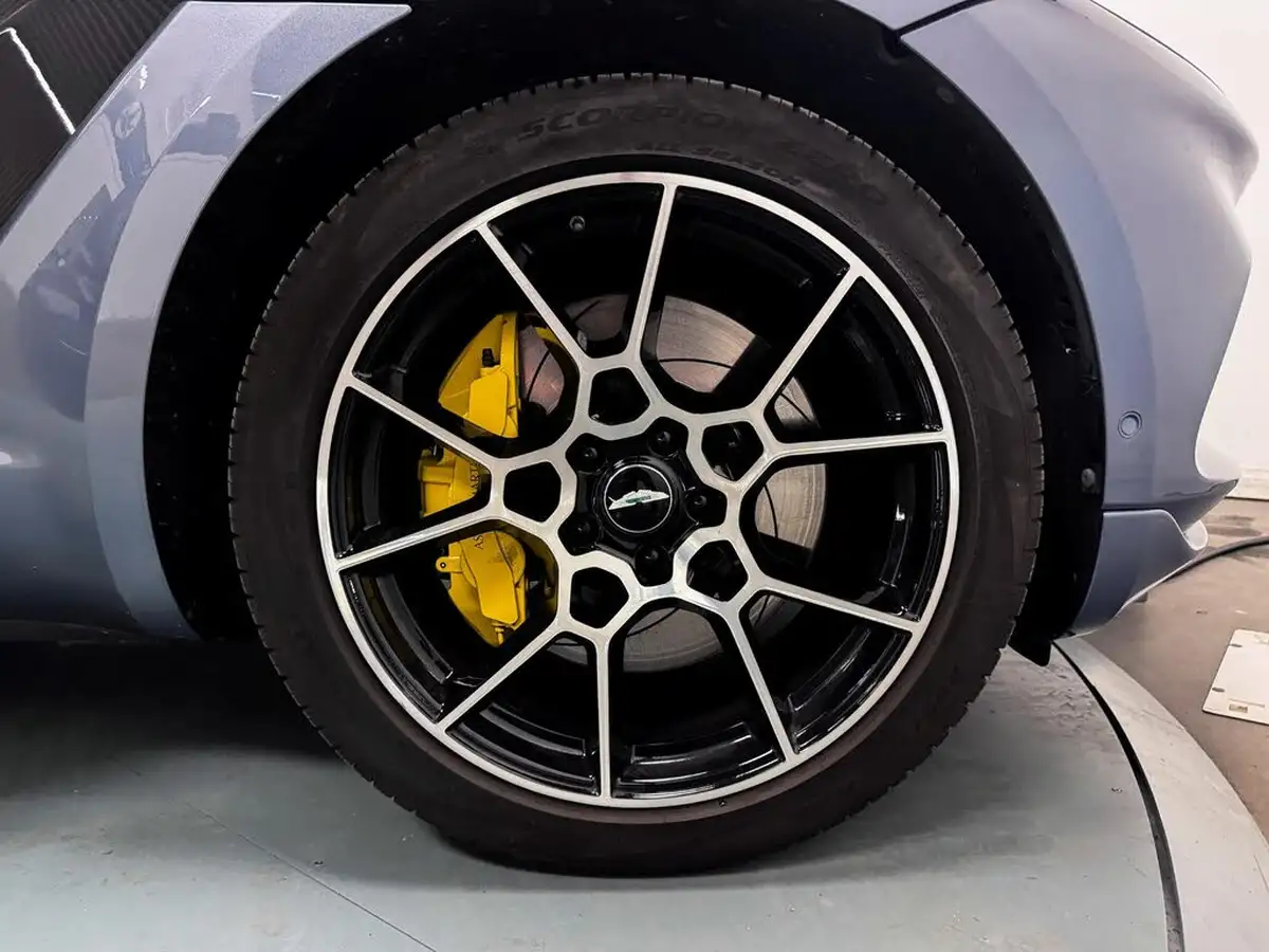 2021-aston-martin-dbx-40-v8-big-63