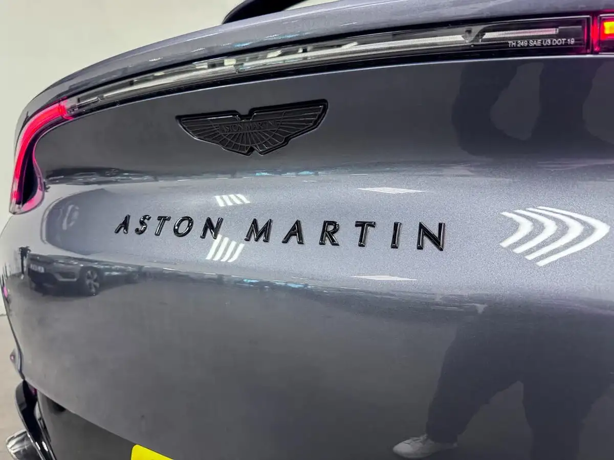 2021-aston-martin-dbx-40-v8-big-11