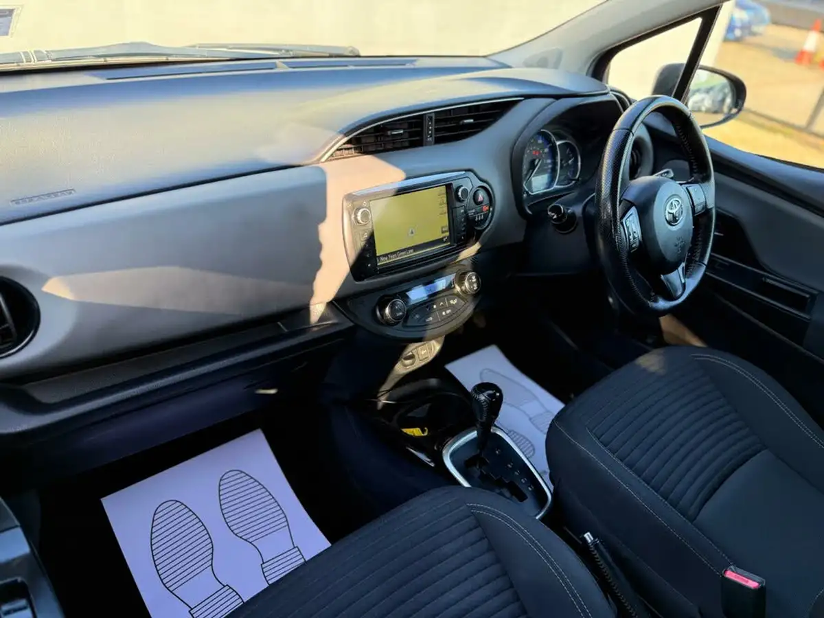 2016-toyota-yaris-15-vvt-i-design-hybrid-big-21