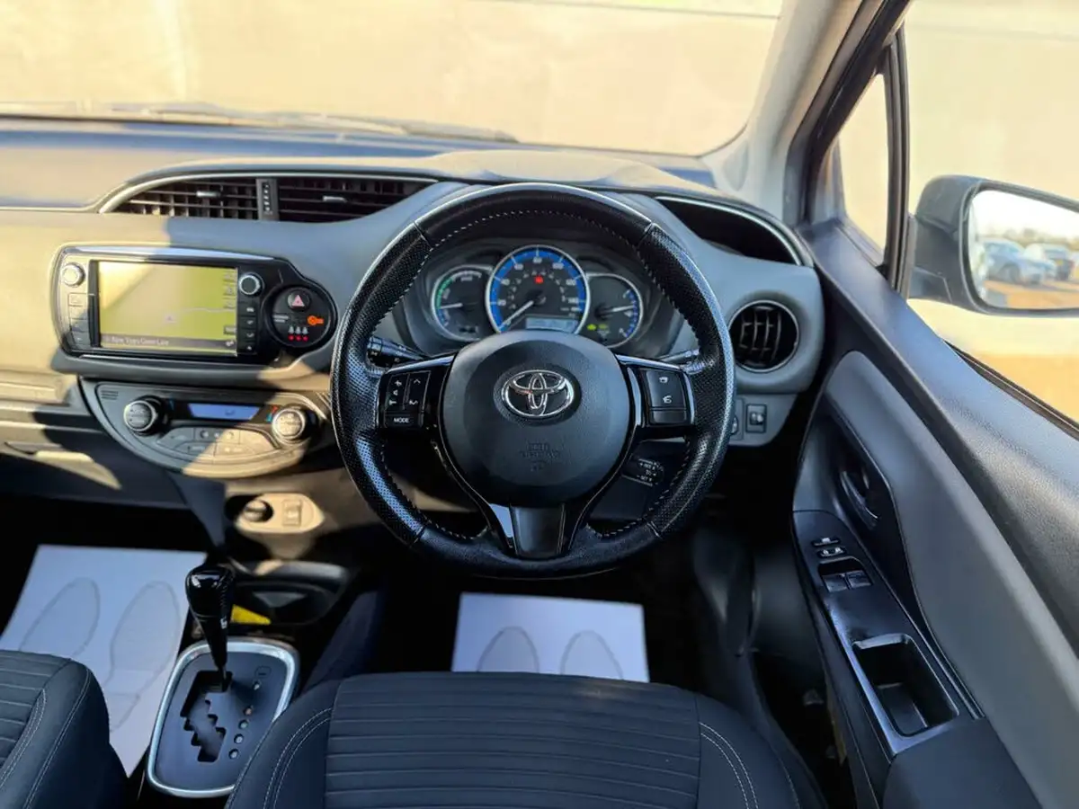 2016-toyota-yaris-15-vvt-i-design-hybrid-big-45