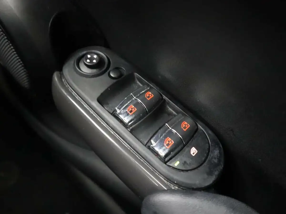 2019-mini-cooper-15-cooper-classic-hatchback-5d-big-40