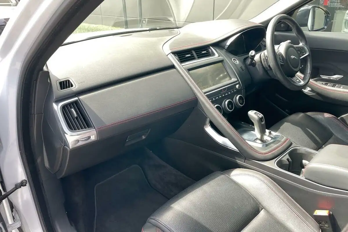 2019-jaguar-e-pace-20-i4d-chequered-flag-150ps-big-33