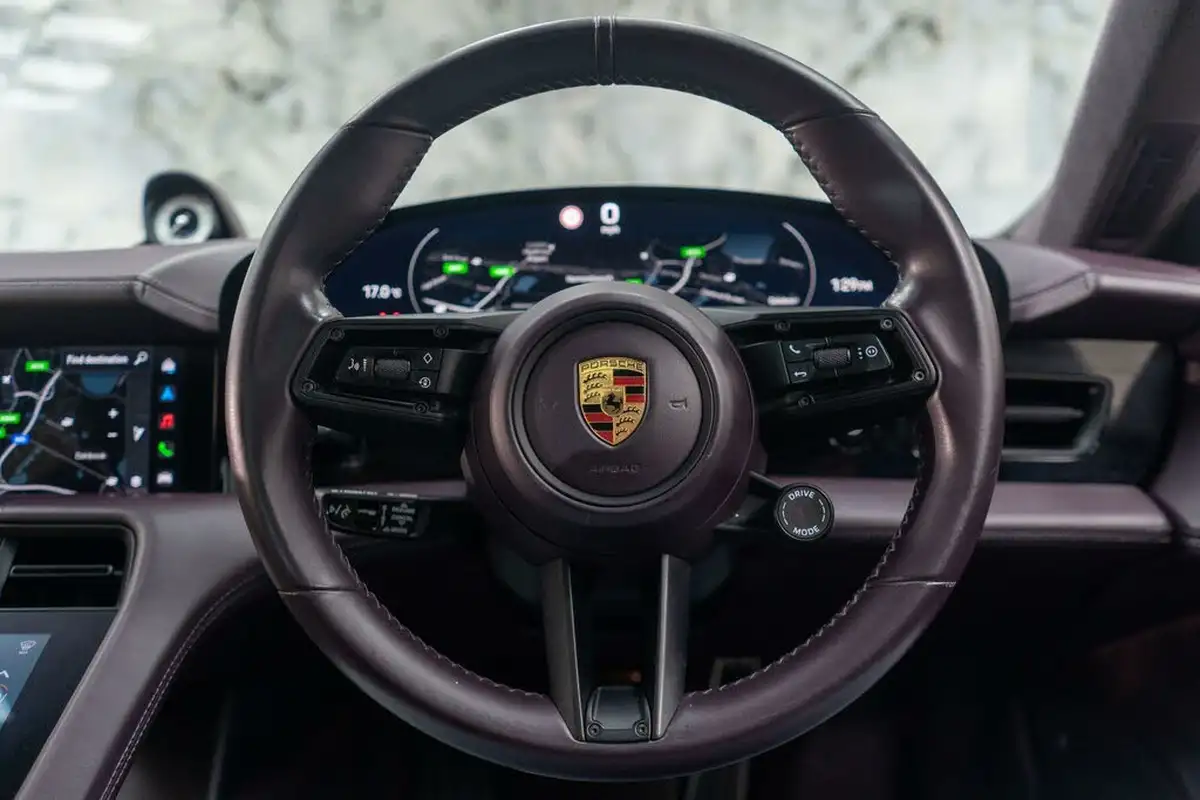 2020-porsche-taycan-e-turbo-big-31