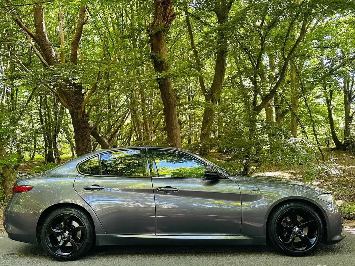 2019-alfa-romeo-giulia-20-veloce-big-48