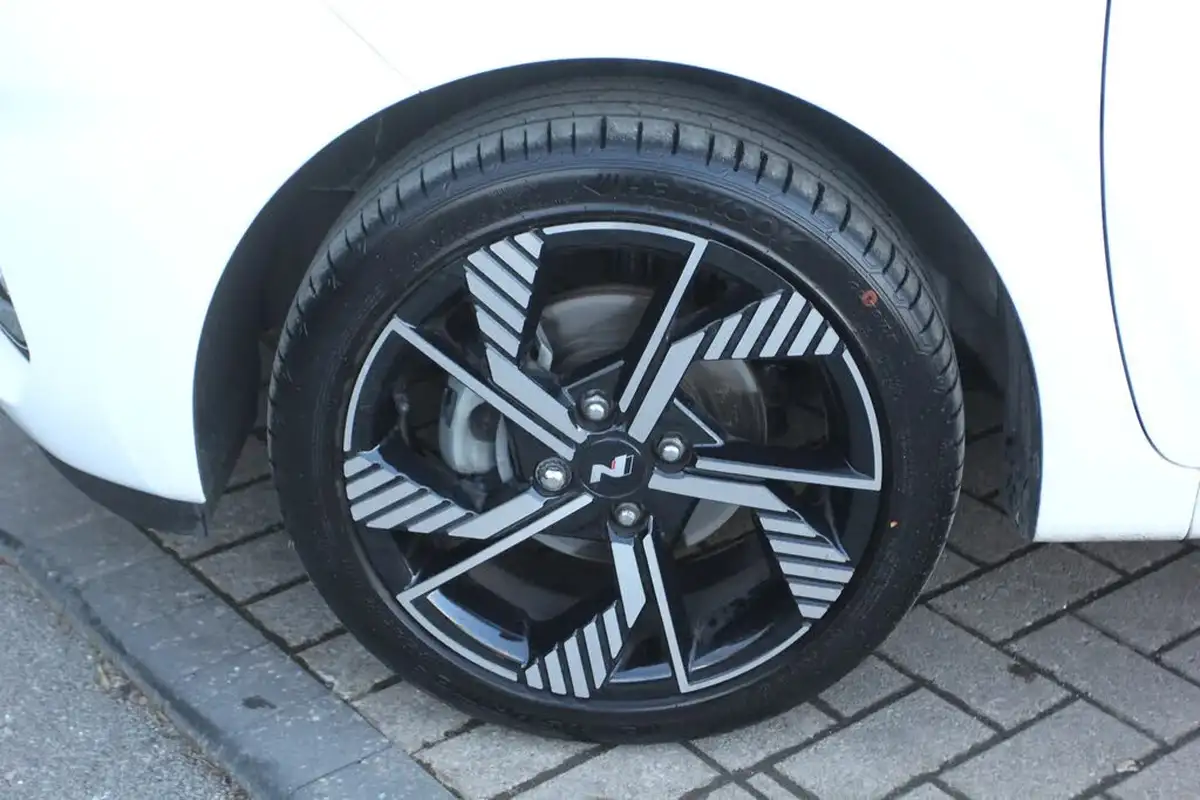 2024-hyundai-i10-10-t-gdi-n-line-90ps-two-tone-roof-big-6