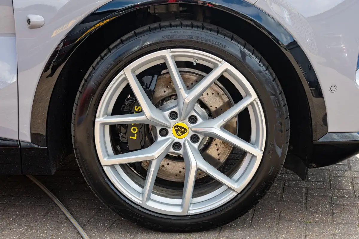 2023-lotus-eletre-e-big-21