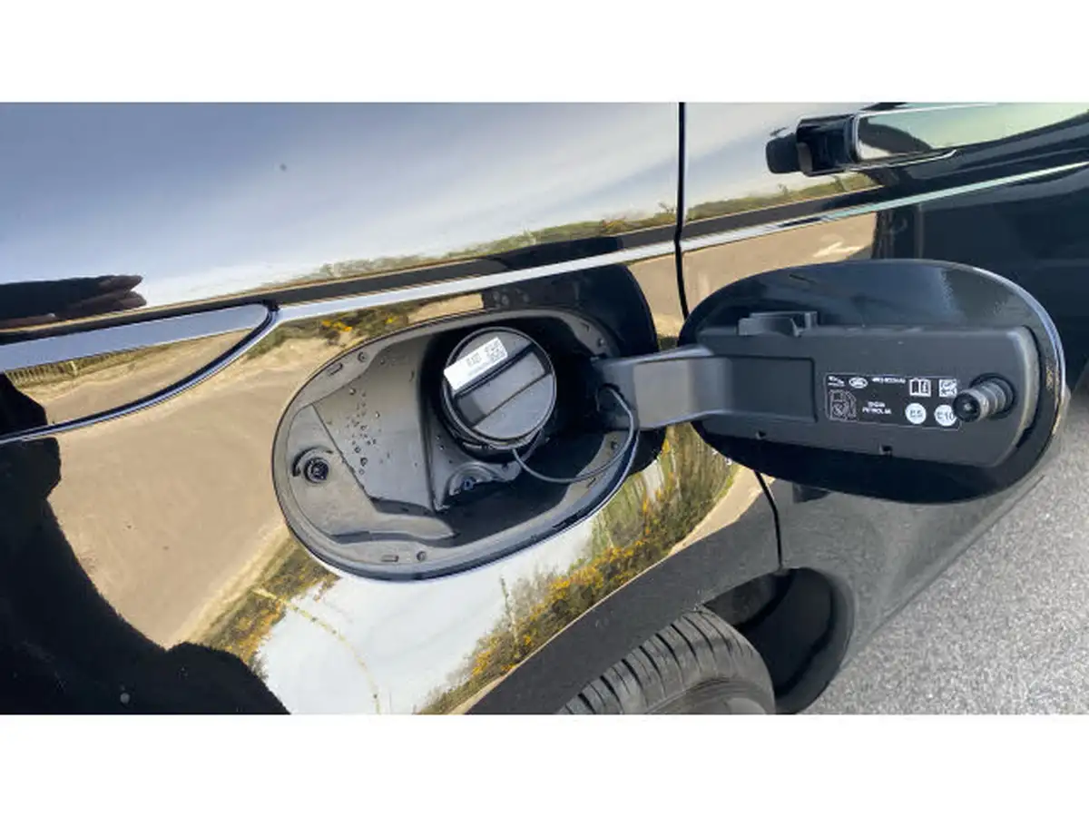 2024-land-rover-range-rover-evoque-15-p300e-s-big-23
