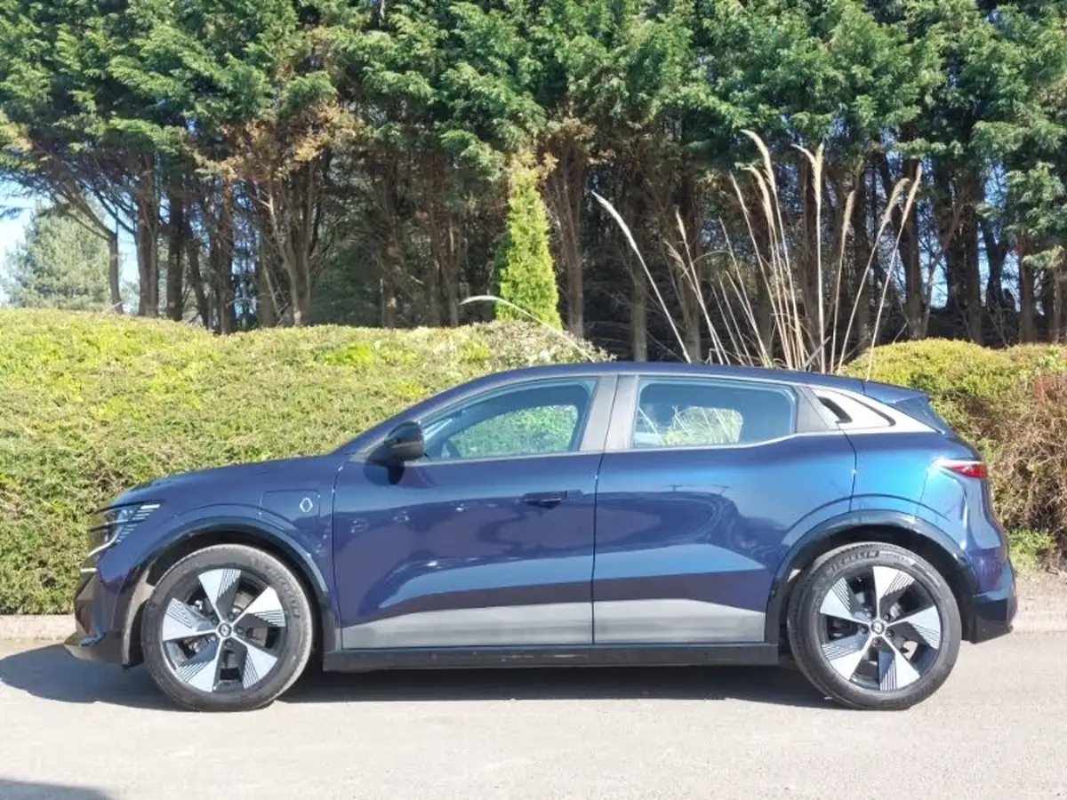 2022-renault-megane-e-tech-e-equilibre-big-3