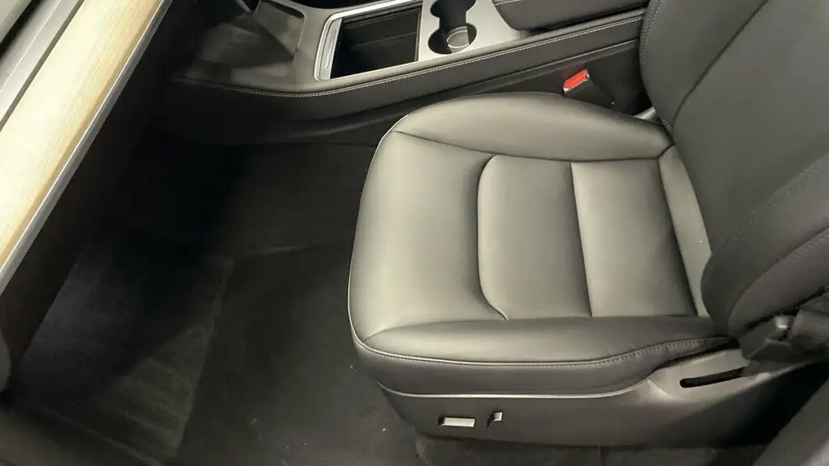 2022-tesla-model-y-e-long-range-big-16