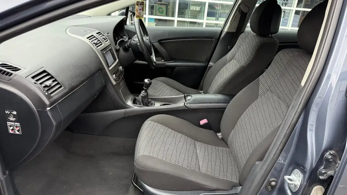 2010-toyota-avensis-big-8
