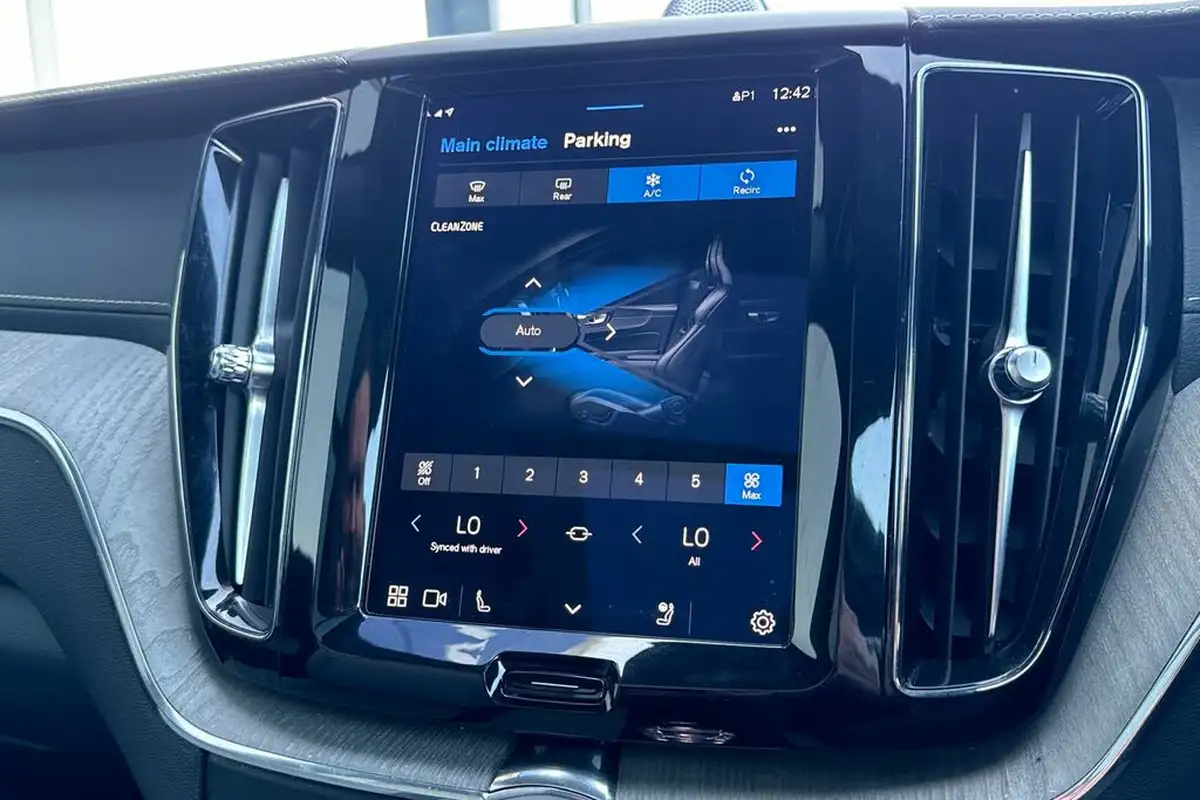 2023-volvo-xc60-20-t8-ultimate-dark-big-20