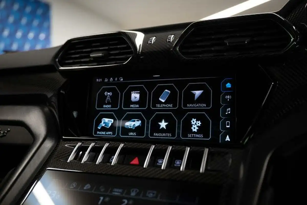 2022-lamborghini-urus-40-no-trim-big-17