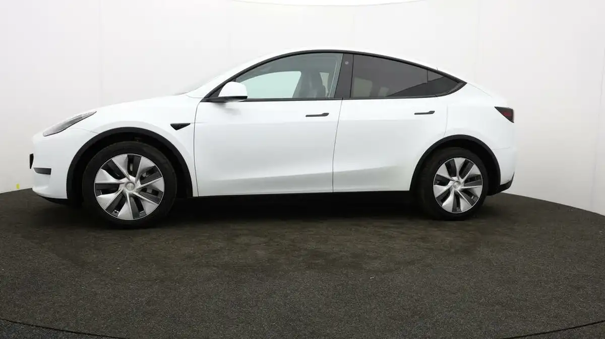 2023-tesla-model-y-e-rwd-big-60