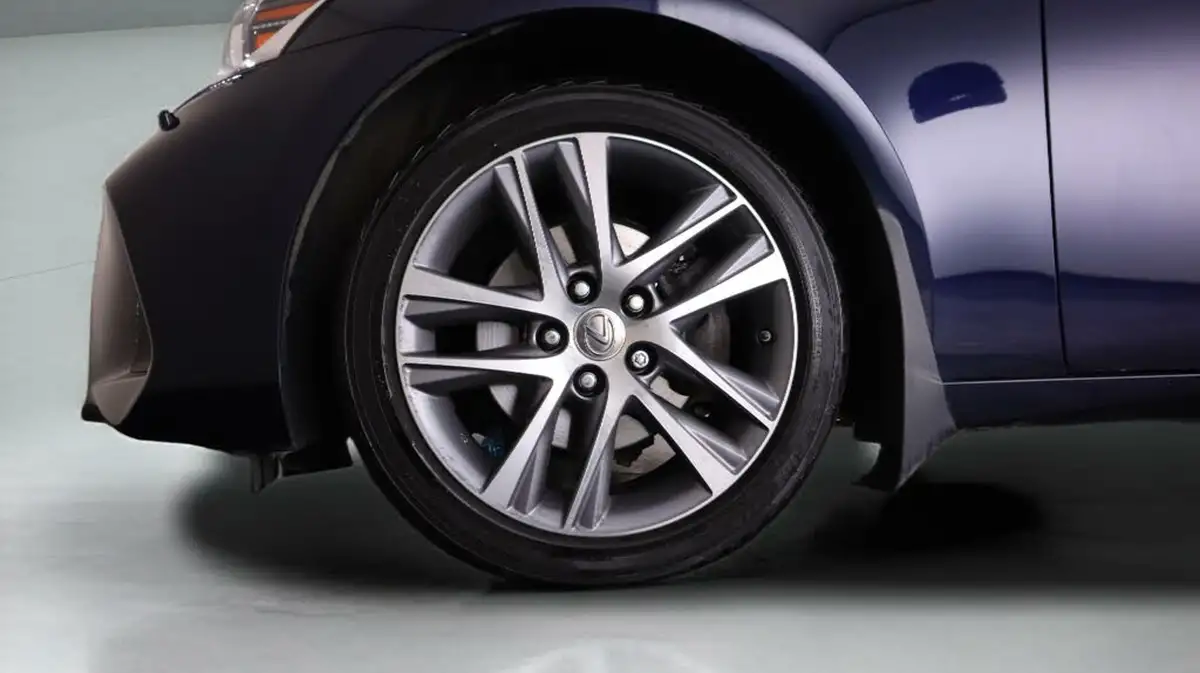 2019-lexus-is-300h-25-is-big-17